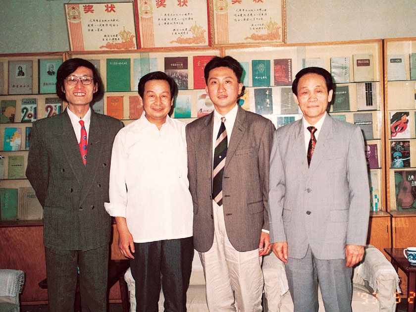 1993年，台湾世界文物出版社郑世文先生来访，商谈合作出版事项。左起：陈学东、倪和文、郑世文、杨昌霖。
