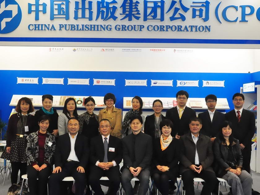 中国出版集团公司法兰克福书展参展团全体成员在集团公司展区合影。