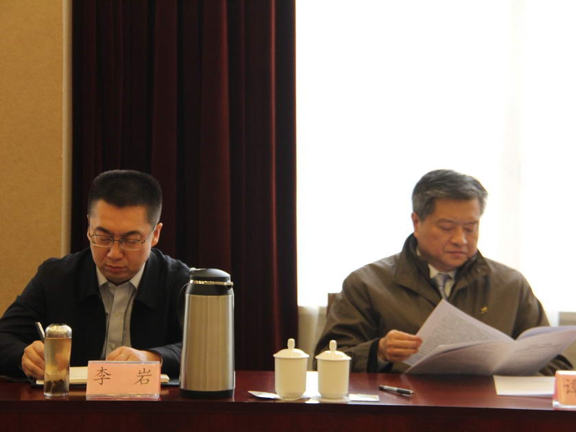 中国出版集团公司总裁谭跃、副总裁李岩在分组讨论中听取意见、认真记录。