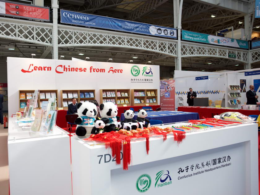 2015年伦敦书展4月14日至16日在伦敦西区奥林匹亚中心举行，共有来自64个国家和地区的1000多家参展商参展，展览期间举行了250多场讲座和相关研讨会。图为孔子学院展区。