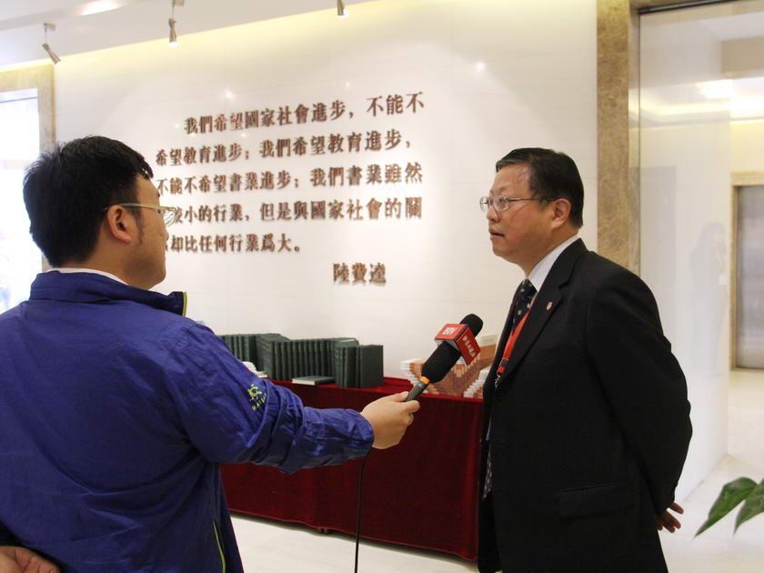 中华书局总编辑顾青接受北京电视台采访。