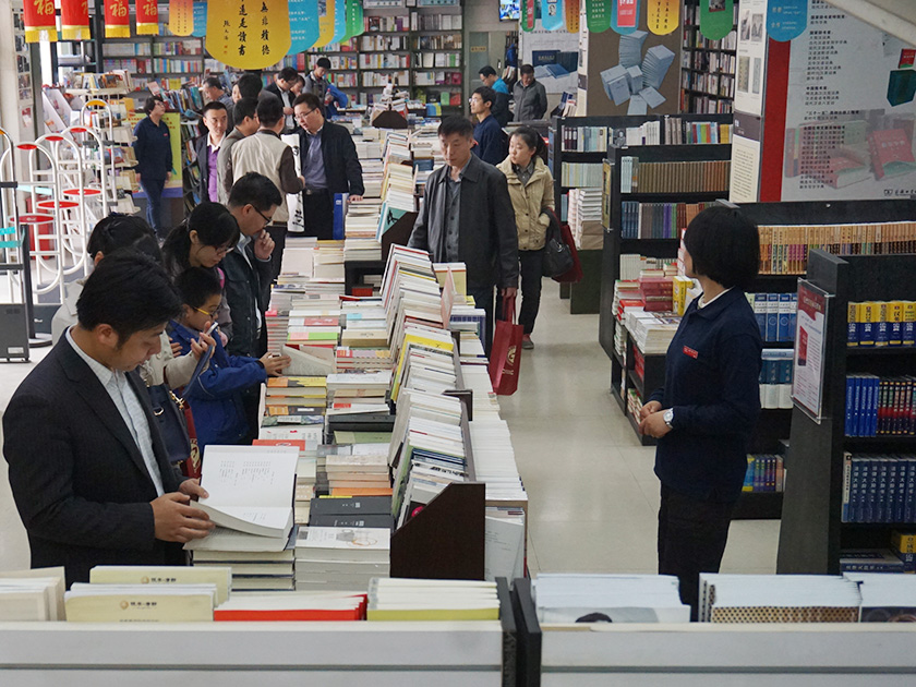 4月18日上午，中国出版集团首届书香青年读书文化活动启动仪式在商务印书馆隆重举行。图为青联委员参观商务印书馆涵芬楼书店