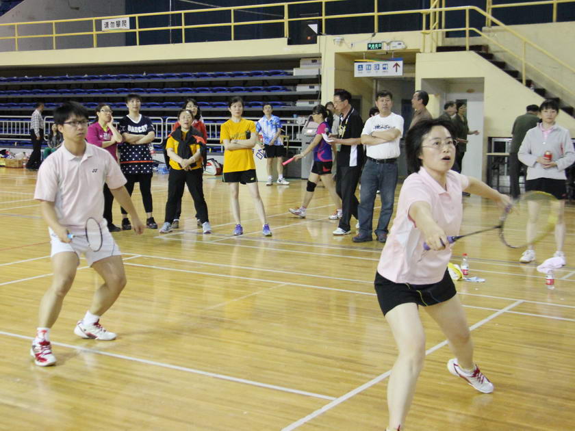 赛场英姿之双人舞：男女混双亚军——商务印书馆张仲彬、郭朝凤。