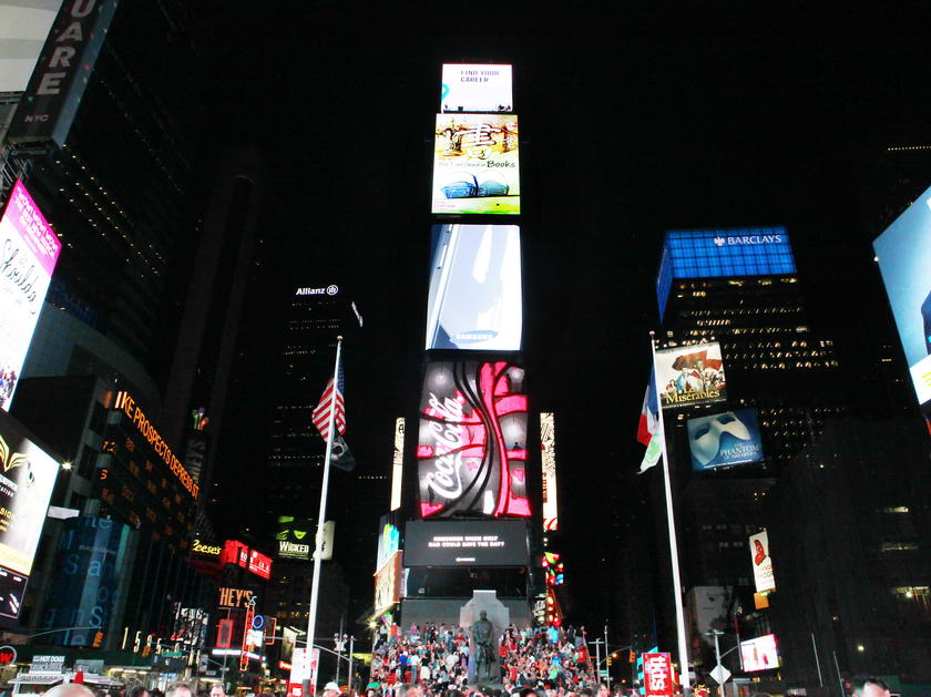 美国当地时间5月26日晚9点半，中国出版集团精心制作的“读懂中国”（Read China）沙画艺术片正式登陆纽约曼哈顿时代广场上的中国屏，成为本届书展一大亮点。