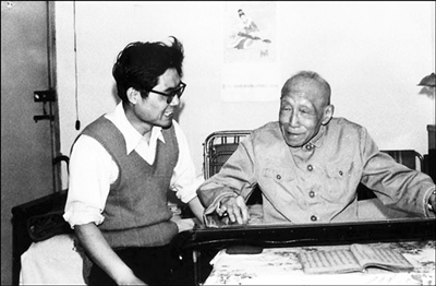 1980年，成公亮和老师张子谦。