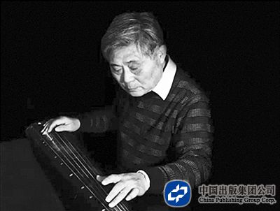 成公亮抚琴。