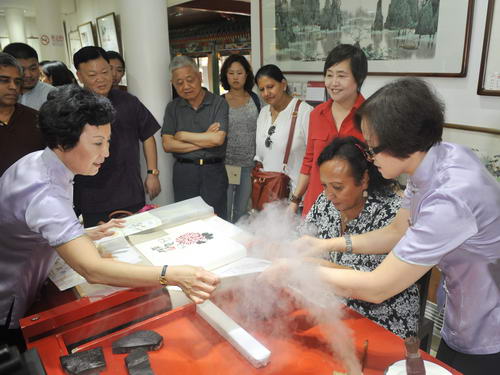 代表团成员体验木版水印“印刷”技艺