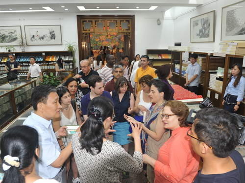 代表团一行参观荣宝斋文房用品部