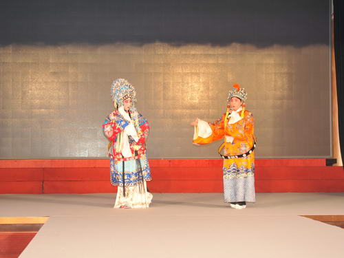 荣宝斋艺术团为联合国代表团表演京剧《梨花颂》