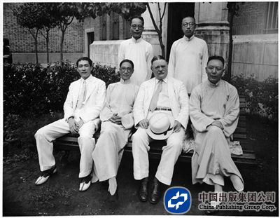 庞德（前排右二）1937年到访中国，与教师、官员合影。