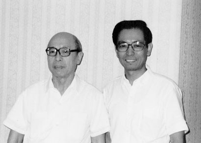 李新（左）和本文作者陈铁健。1989年8月，李新在北京大学会见美国学者李又宁时， 由 李又宁 拍摄。