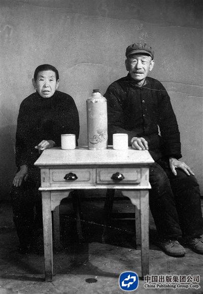 李氏养父母照片。