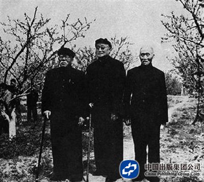 1963年，刘伯承（中）与谢觉哉（左），徐特立（右）游览杭州桃园。