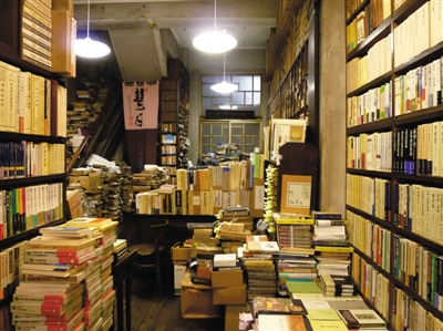 寺町通商业街佛教书籍专营店其中堂。