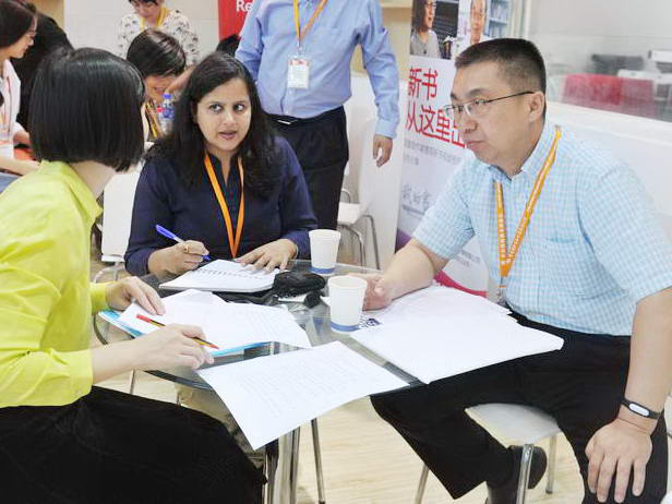 8月26日，一年一度的北京国际图书博览会（BIBF）正式拉开序幕。图为中国出版集团公司党组成员、中国出版传媒股份有限公司副总经理李岩接受印度媒体采访。