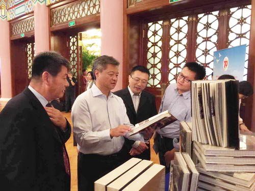 宋强拍摄——人民美术出版社“纪念抗战胜利70周年出版物《白求恩在中国》《诺尔曼·白求恩》”亮相北京饭店