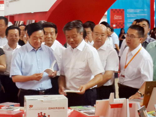 中共中央政治局委员、中央书记处书记、中宣部部长刘奇葆翻阅人民美术出版社“小人书”《小兵张嘎》