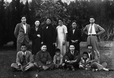 1与友人——邵洵美（左）、叶浅予（右）、张光宇（前排左2），1930年。