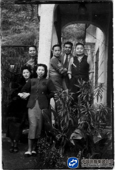 张光宇与友人，1945年。