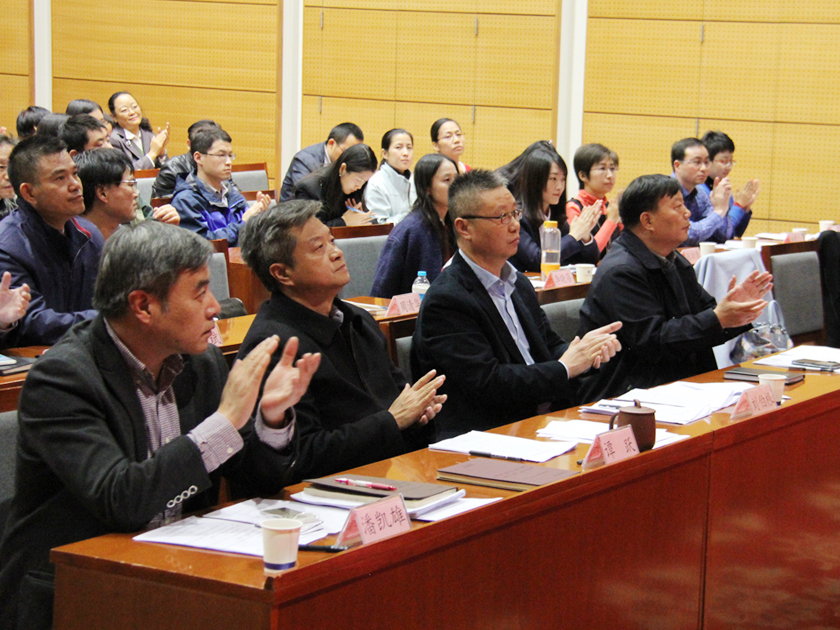 10月28日，中国出版集团公司举办了2015年“香山论坛”决赛，10位参赛选手围绕“集团化与新进展”进行了主题演讲，从不同角度阐释了如何推进集团化建设和创新发展。图为集团领导为选手们的精彩演讲鼓掌。