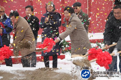 14、嘉宾培土奠基-2