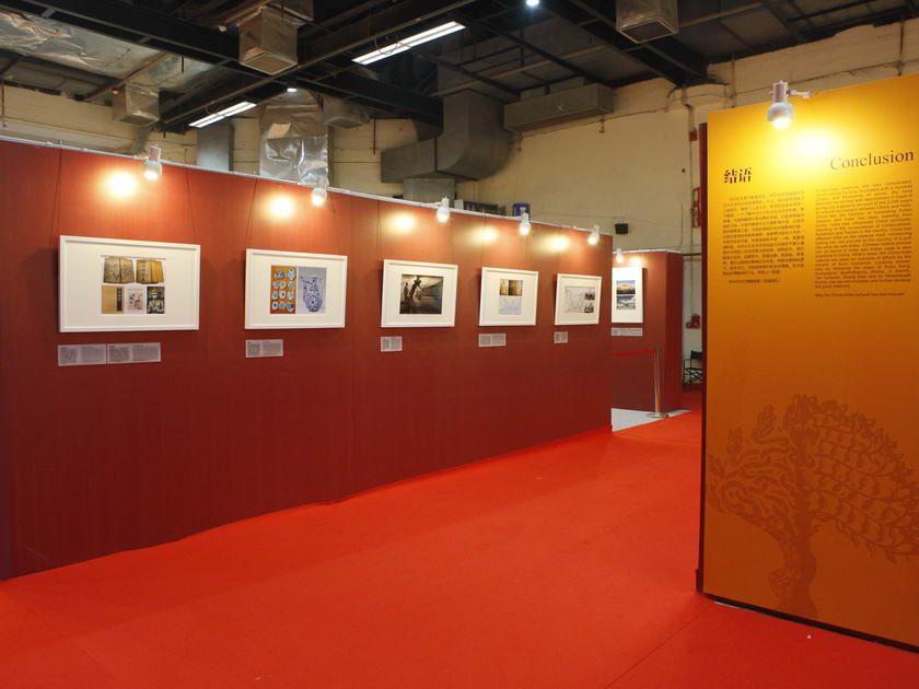 1月9日，2016新德里世界书展在印度首都新德里开幕。作为本届书展的主宾国，中国有81家出版单位的5000多种出版物亮相展会，以“文明复兴，交流互鉴”为主题的一系列出版与文化交流活动随之展开。中国大百科全书出版社在书展期间举行了中印文化交流图片展，图文并茂地展现了中国和印度自古以来的友好交往和文化交流。图为读者认真参观图片展。