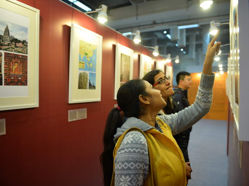 1月9日，2016新德里世界书展在印度首都新德里开幕。作为本届书展的主宾国，中国有81家出版单位的5000多种出版物亮相展会，以“文明复兴，交流互鉴”为主题的一系列出版与文化交流活动随之展开。中国大百科全书出版社在书展期间举行了中印文化交流图片展，图文并茂地展现了中国和印度自古以来的友好交往和文化交流。图为读者认真参观图片展。