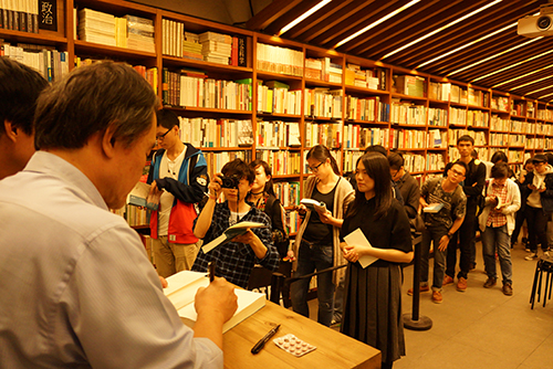 读者在广州方所书店排队等待杨渡签名