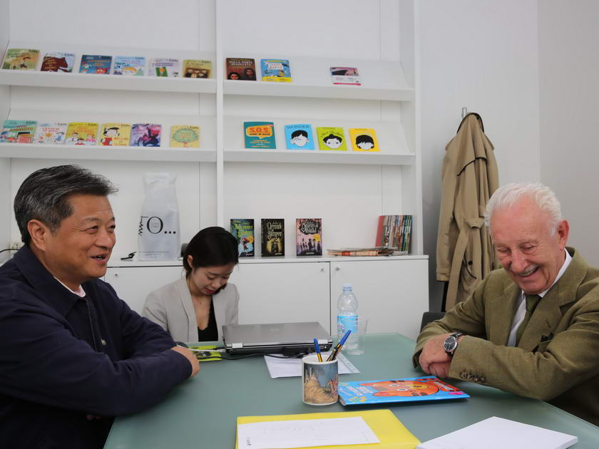 4月4日～7日，第53届博洛尼亚国际童书展在意大利博洛尼亚会展中心举行，中国展团以超大规模参展。4月5日下午，中国出版集团公司总裁谭跃（左一）与意大利著名出版集团Giunti总裁Sergio giunti（右一）会谈并签署合作备忘录。