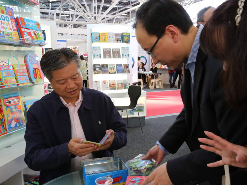 4月4日～7日，第53届博洛尼亚国际童书展在意大利博洛尼亚会展中心举行，中国展团以超大规模参展。图为中国出版集团公司总裁谭跃在英国walker出版社展区。