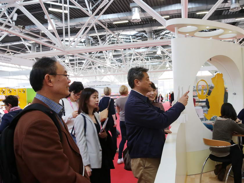 4月4日～7日，第53届博洛尼亚国际童书展在意大利博洛尼亚会展中心举行，中国展团以超大规模参展。图为中国出版集团公司总裁谭跃在书展绘本销售区。