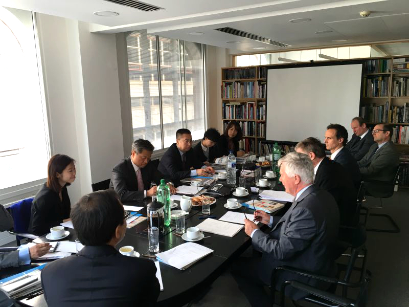 4月11日上午，中国出版集团公司总裁谭跃，中国出版集团公司党组成员、中国出版传媒股份有限公司副总经理李岩一行拜访Thames & Hudson出版集团，与T&H出版集团主席、CEO等进行会谈。
