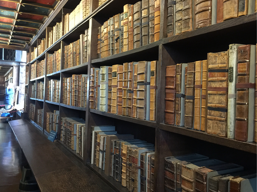 牛津大学图书馆中国中心共收藏有5万种与中国有关的图书，其中2万种是中文善本。