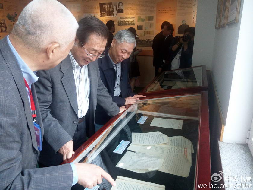 4月23日世界读书日，104岁的中华书局迎来了第二个“读者开放日”。从“国史是怎样炼成的”展览到版权输出“走出去成果展”，从“民国出版物展”到“中华书局2015年精品书刊展”，以及“中华书局百年局史展”、“纪念汤显祖诞辰400周年珍贵古籍展”、“阅读《论语》推荐图书展”等，七个特色主题展览展现了中华书局守正出新的立体风貌。图为中华书局总经理徐俊（左一）向《中国大百科全书》执行总主编、中国书刊发行业协会会长杨牧之，中国出版集团党组成员、中国出版传媒股份有限公司副总经理孙月沐介绍展览情况。