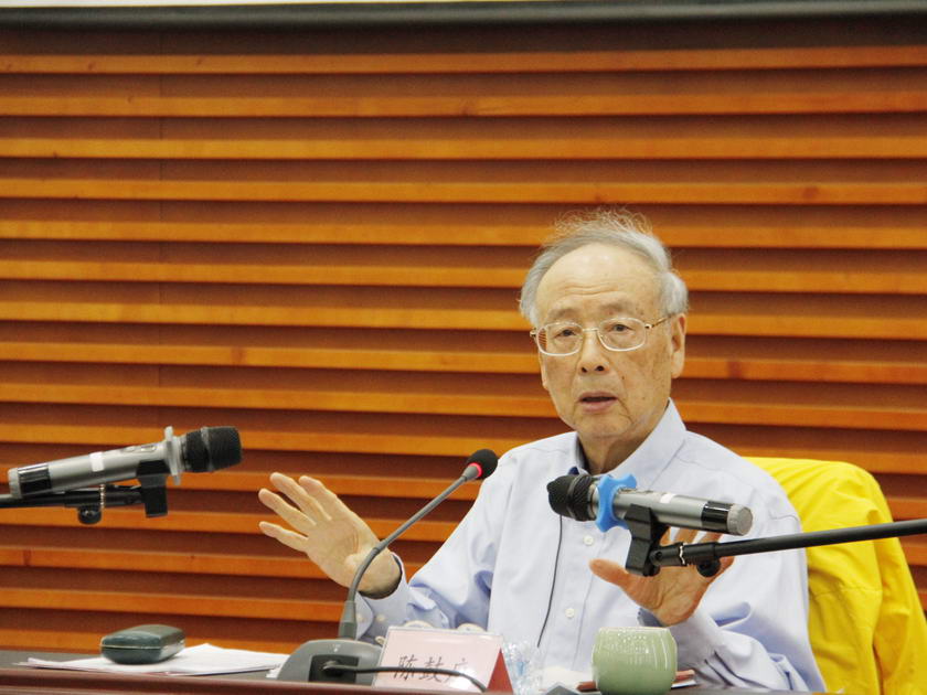 4月23日世界读书日，104岁的中华书局迎来了第二个“读者开放日”。图为北京大学教授陈鼓应做题为《庄子的人性论》讲座，现场座无虚席。