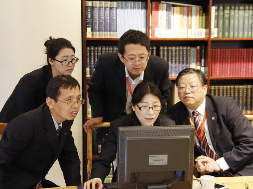 4月23日世界读书日，104岁的中华书局迎来了第二个“读者开放日”。图为中华书局总编辑顾青（右一）与同事在线回答网友提问。