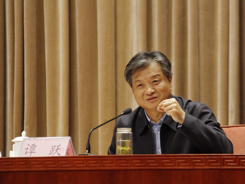 4月27～29日，中国出版集团召开第二届编辑大会，对2015年度优秀编辑进行表彰。集团实施“两调四强”战略，其核心在于紧紧抓住内容不放松，其根本在于紧紧依靠编辑人才不动摇。图为中国出版集团总裁谭跃出席编辑大会并作总结发言。