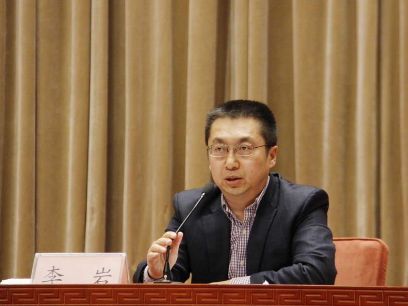 4月27～29日，中国出版集团召开第二届编辑大会，对2015年度优秀编辑进行表彰。集团实施“两调四强”战略，其核心在于紧紧抓住内容不放松，其根本在于紧紧依靠编辑人才不动摇。图为中国出版集团党组成员、中国出版传媒股份有限公司副总经理李岩作集团出版专题报告。