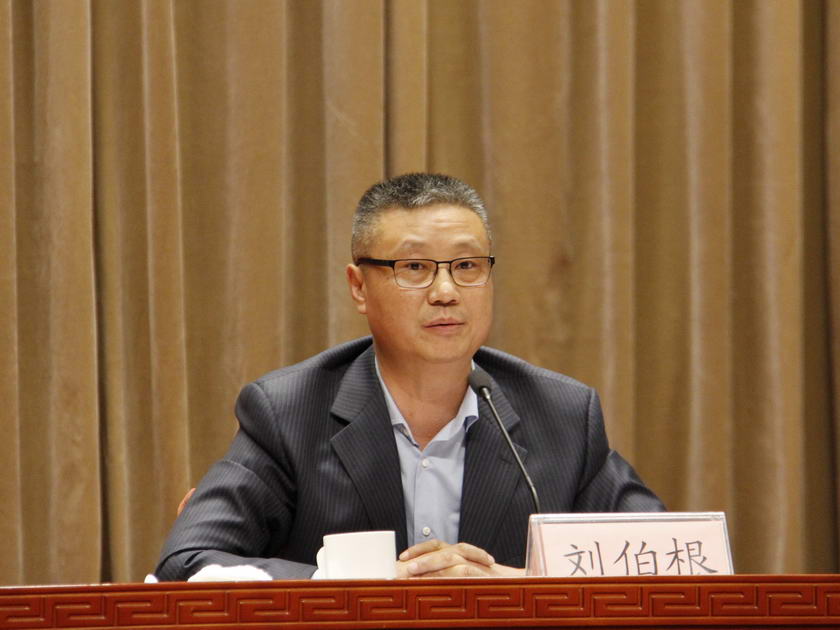 4月27～29日，中国出版集团召开第二届编辑大会，对2015年度优秀编辑进行表彰。集团实施“两调四强”战略，其核心在于紧紧抓住内容不放松，其根本在于紧紧依靠编辑人才不动摇。图为中国出版集团副总裁刘伯根主持大会。
