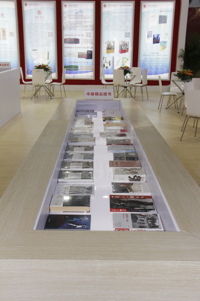 5月12日深圳文博会开幕，中国出版集团作为主宾团盛装亮相7号馆新闻出版馆。集团重点传递企业品牌、理念和价值，宣传企业主业和多元化发展成果，展示出版精品。