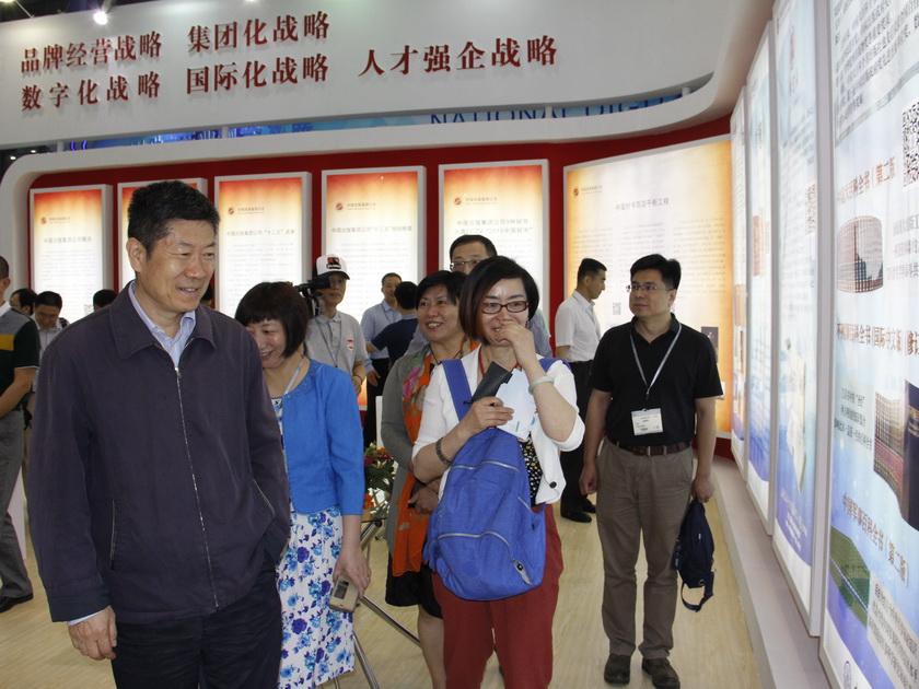 国家新闻出版广电总局副局长阎晓宏（左一）视察中国出版集团展区。