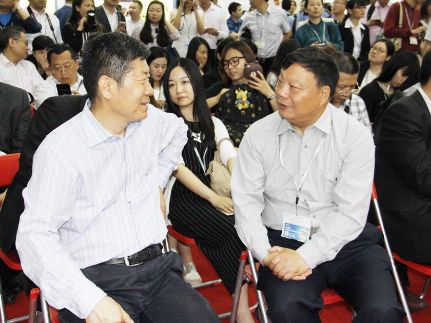5月12日深圳文博会开幕，中国出版集团作为主宾团盛装亮相7号馆新闻出版馆。国家新闻出版广电总局副局长阎晓宏（左）视察新闻出版馆并与中国出版集团党组成员、中国出版传媒股份有限公司副总经理樊希安（右）亲切交谈。