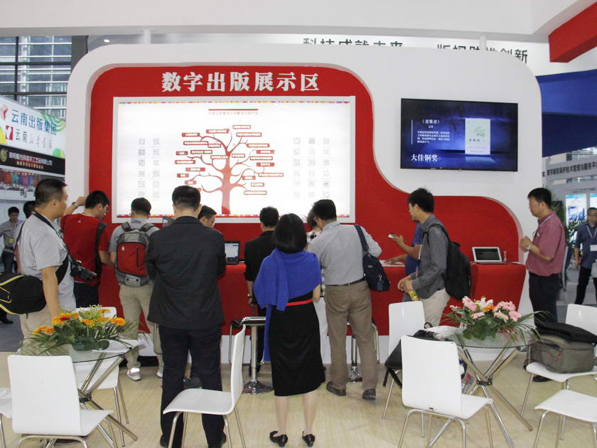 5月12日深圳文博会开幕，中国出版集团作为主宾团盛装亮相7号馆新闻出版馆。集团重点传递企业品牌、理念和价值，宣传企业主业和多元化发展成果，展示出版精品。