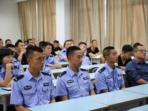 3公大学生们正在聚精会神地听王宏甲讲述《洗冤集录》在世界的传播和演变