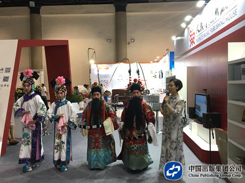 7月2日，中央戏曲学院“高参小”工作特聘教师白燕老师现场讲解戏曲的服饰化妆等知识。_副本
