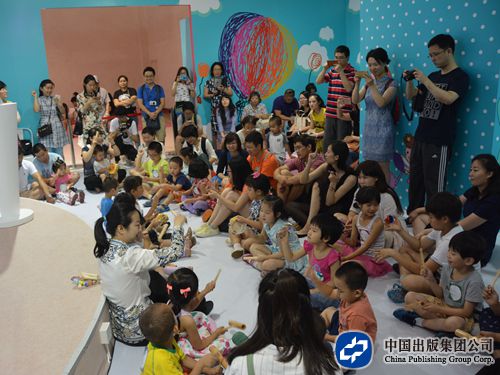 7月1日上午，“人音教育”嘉年华活动在玩乐城堡举行音乐互动分享课。_副本