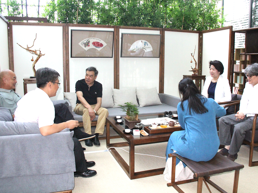 8月16日，凯晨金茂书院暨荣宝斋茶文化开业仪式在北京举行。嘉宾们共品香茗。