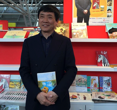 4月份公布获奖消息后，曹文轩在博洛尼亚书展上