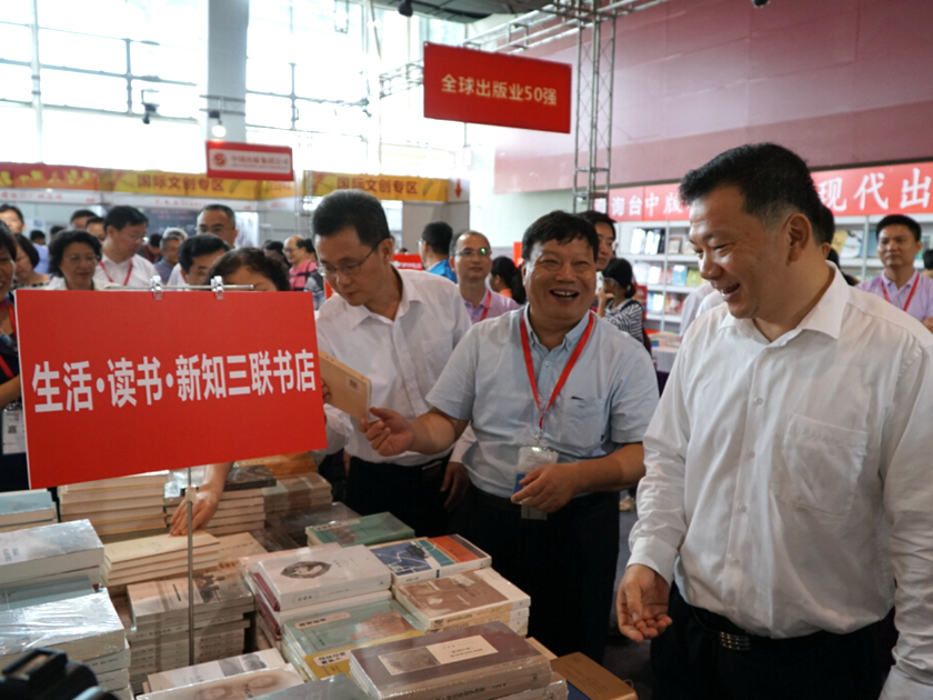 8月19日，中共广东省委常委、宣传部慎海雄部长，蓝佛安副省长一行莅临2016南国书香节13.2“中国出版集团馆”视察指导。樊总向巡馆领导介绍“中版馆”情况。