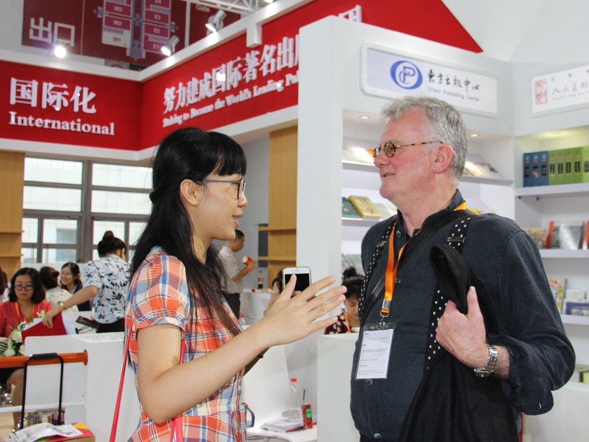 8月24日 ，在中国出版集团公司展区，参加书展的海外书商与出版社版权工作人员进行交流。（摄影：李培芝）